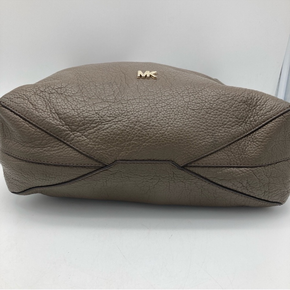 Michael Kors Junie Medium Pebbled Leather Shoulder Bag in Mushroom - Picture 3 of 10